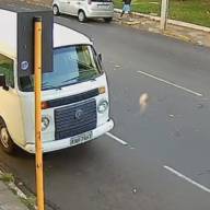 Polícia Militar de Araçatuba prende homem de 33 anos com carro roubado em frente à biblioteca