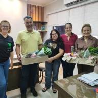 Secretária Municipal recebe cesta da “fazenda escola” de Andradina