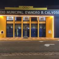 VÂNDALOS DESTROEM ILUMINAÇÃO LED NA PORTA DO ESTÁDIO DE ANDRADINA