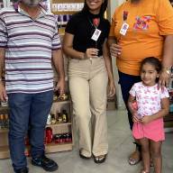 Mulheres do Comércio de Andradina São Homenageadas com Flores pela Rádio Metrópole FM