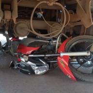Motociclista salta da moto antes de colisão com caminhão e escapa com ferimentos leves em Três Lagoas