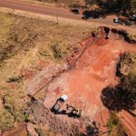Prefeitura de Andradina realiza obra emergencial para conter erosão próxima à penitenciária