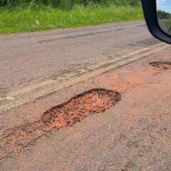 EM ANDRADINA ESTRADA DO DISTRITO DE PLANALTO: PINTURA DE SOLO E BURACOS PEDEM ATENÇÃO