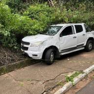 Condutor embriagado invade calçada e danifica alambrado do antigo zoológico de Araçatuba