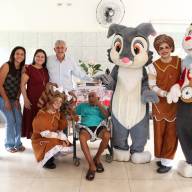 Prefeito e vice visitam Asilo de Guaraçaí e compartilham momento especial com idosos