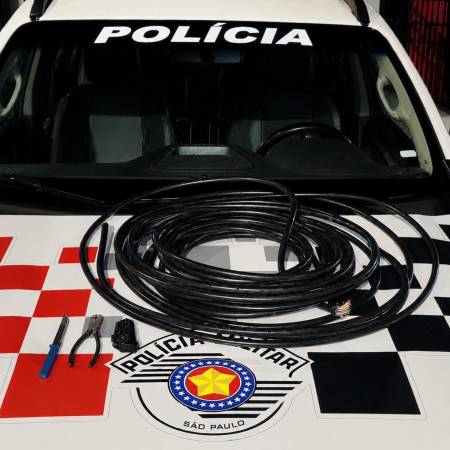 Polícia Militar de Andradina prende homem com 25 metros de fios de telefonia no bairro Pereira Jordão 