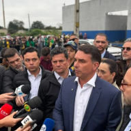 Flávio Bolsonaro visita Filipe Martins em prisão no Paraná e critica Alexandre de Moraes