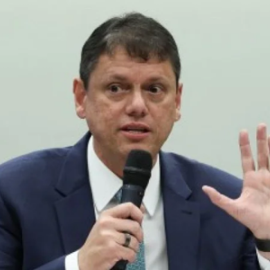 Tarcísio de Freitas troca 7 de setembro por encontro na Igreja Mundial