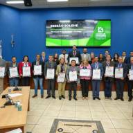 Vereadores de Três Lagoas homenageiam servidores e ex-vereadores durante sessão solene 