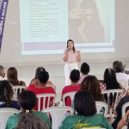 Delegada de Polícia Dra. Anna Mazzo Pivetta ministra palestra sobre prevenção à violência contra a mulher em Junqueirópolis   