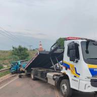 Colisão entre carro e micro-ônibus bloqueia anel viário da BR-262 em Três Lagoas