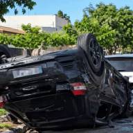 Carro capota após bater em veículo estacionado em Três Lagoas
