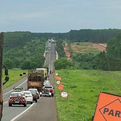 Motoristas enfrentam longas filas na BR-262 devido a obras de recuperação da pista