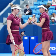 Luisa Stefani e Dabrowski vencem em 3 sets e estão na semifinal em Tóquio