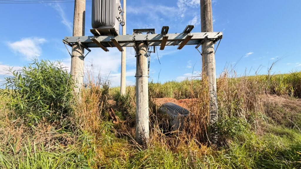 Criminosos atacam rede elétrica e furtam cobre de regulador de tensão em Mirandópolis