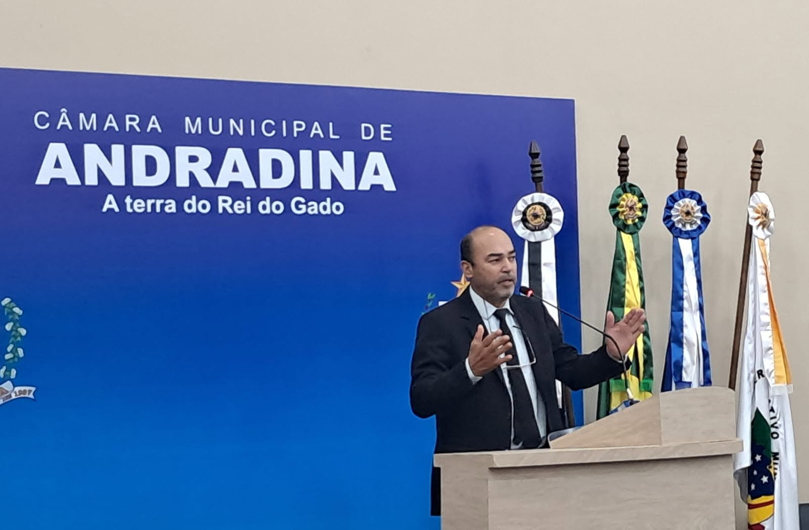 Vereador Rodarte dos Anjos apresenta 04 requerimentos com foco em estradas rurais, obras, trânsito e valorização do serviço público em Andradina
