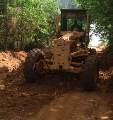 Prefeitura de Andradina aplica moledo na estrada da Gleba 8