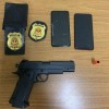Polícia Civil de Araçatuba apreende distintivo e pistola de airsoft com falso policial penal
