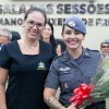 Cabo da PM de Andradina Renata recebe buque de rosas durante entrega de Título de Mulher Cidadã em Andradina