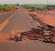Morador reclama de dano causado em asfalto que liga ao bairro rural Timboré em Andradina Morador reclama de dano causado em asfalto que liga ao bairro rural Timboré em Andradina
