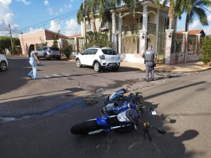 Acidente envolvendo carro e moto no centro de Andradina