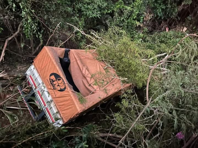 PENÁPOLIS  MOTORISTA CAI COM CAMINHÃO DENTRO DE CÓRREGO NA RODOVIA ASSIS CHATEAUBRIAND