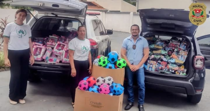 TRADICIONAL CAMPANHA DE NATAL DA POLÍCIA CIVIL DE PACAEMBU-SP FAZ A ENTREGA DE “DUAS VIATURAS” REPLETAS DE BRINQUEDOS PARA PASTORAL DA CRIANÇA DA CIDADE