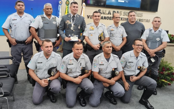 Capitão da Polícia Militar Rodoviária recebe Medalha Tiradentes pela Câmara de Andradina