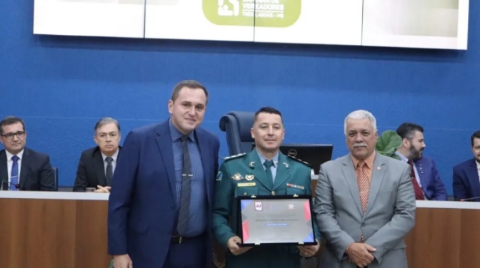 Comandante do 2º BPM recebe Título de Cidadão Três-lagoense em homenagem à atuação da Polícia Militar