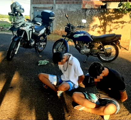 POLÍCIA MILITAR DETÉM DUPLA COM MOTOCICLETA FURTADA EM BIRIGÜI