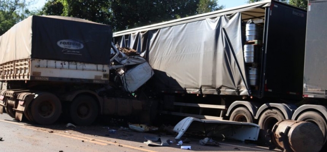 Colisão frontal entre caminhões na BR-262 em Três Lagoas