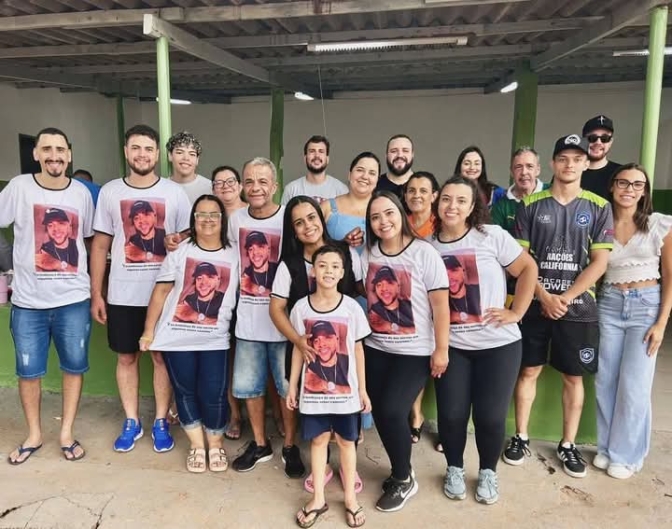 FAMILIARES E AMIGOS REALIZAM AÇÃO DE NATAL NO BAIRRO TONICO ANDRÉ DE DRACENA EM HOMENAGEM AO EMPRESÁRIO RODRIGO PIRES DOS SANTOS