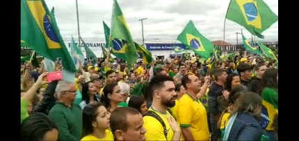 Milhares de pessoas fazem manifestação em frente ao quartel do Exército em Três Lagoas