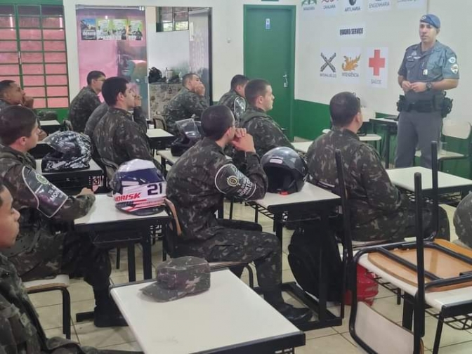 Polícia Militar faz palestra sobre segurança viária aos Atiradores do TG de Andradina