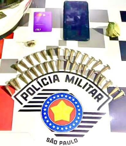 Polícia Militar de Mirandopolis recebe denuncia de venda de drogas e prende jovem por tráfico de drogas