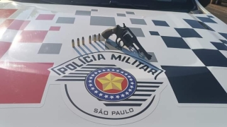 POLÍCIA MILITAR ABORDA HOMEM ARMADO EM ANDRADINA/SP