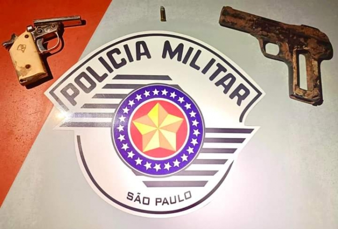 POLÍCIA MILITAR DE MIRANDOPOLIS: ADOLESCENTE SURPREENDIDO EM VIA PÚBLICA PORTANDO DUAS ARMAS DE FOGO