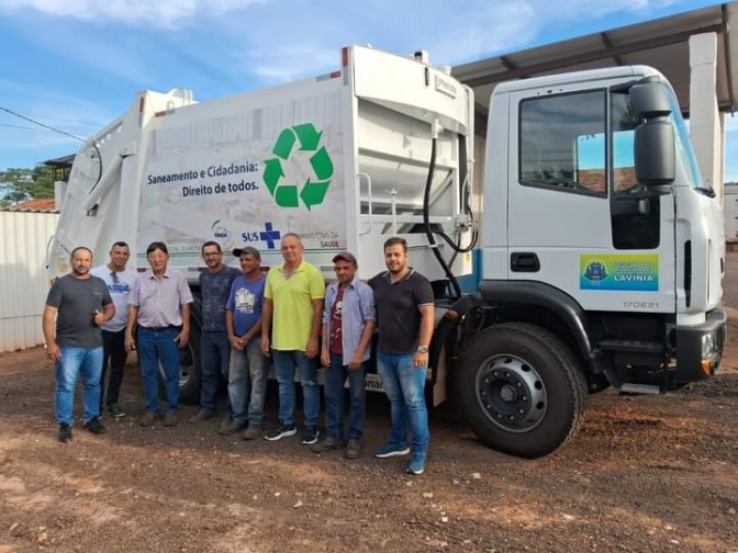 Prefeitura de Lavínia recebe novo caminhão para coleta de lixo