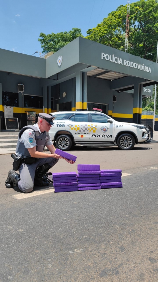 Em Penápolis Polícia Militar Rodoviária prende mulher por tráfico internacional de drogas e apreende tijolos de maconha