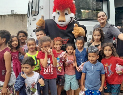 BLITZ DO BEM: Policiais Militares de Birigui distribuem sacolinhas surpresa em bairros do município