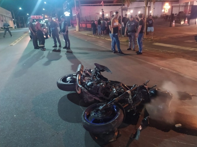 Jovem de 24 anos fica gravemente ferido em acidente de moto na Av. Guanabara em Andradina