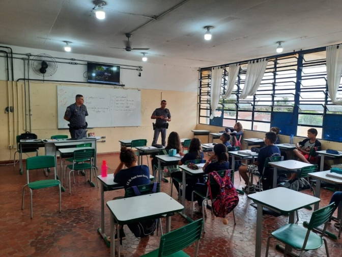 Estudantes de Itapura recebem visita da PM para palestrar