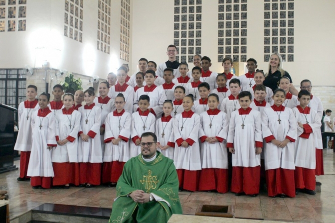 Em Andradina Paróquia Nossa Senhora das Graças realiza Missa de Investidura de 38 novos coroinhas