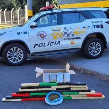 TOR prende passageiro de ônibus com 34 tabletes de maconha e 4 pacotes de skank na SP 425 em Penápolis