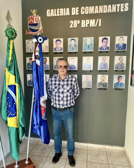 28º BPM/I DE ANDRADINA RECEBE VISITA DO CRIADOR DO BRASÃO DA UNIDADE