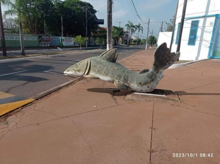 Monumento de peixe pintado é alvo de vandalismo em Castilho