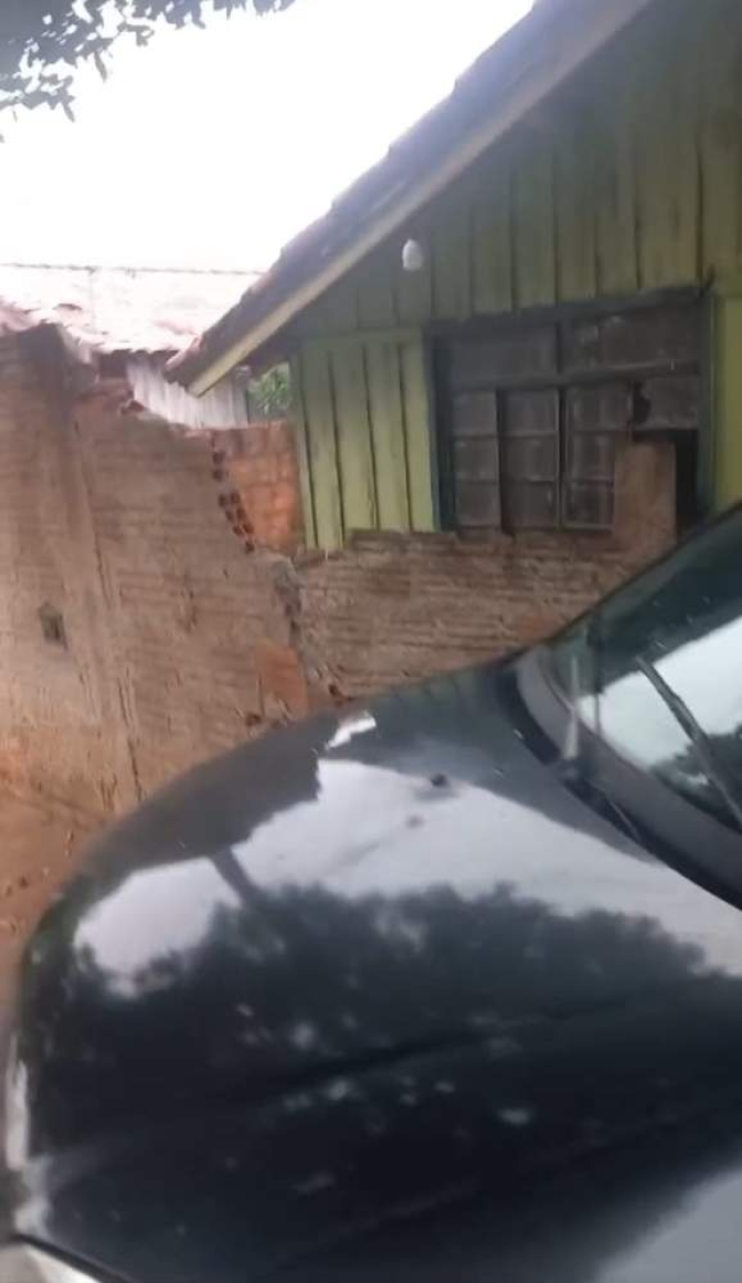 Caminhão desgovernado deixa rastro de destruição na Vila Mineira em Andradina