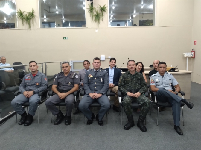 Vereadores de Andradina homenageiam policiais com “Medalha Tiradentes”