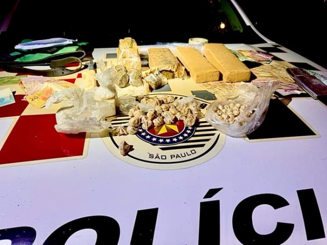 POLÍCIA MILITAR DE ANDRADINA APREENDE GRANDE QUANTIDADE DE DROGAS E DINHEIRO NO JARDIM SANTA CECÍLIA