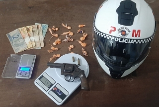 POLÍCIA MILITAR CAPTURA MULHER FORAGIDA DA JUSTIÇA NA CIDADE DE BILAC COM ARMA E DROGA